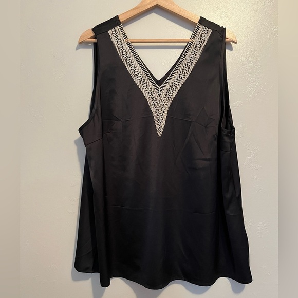 Elegant Black Sleeveless Top with Lace Detail - Picture 2 of 8